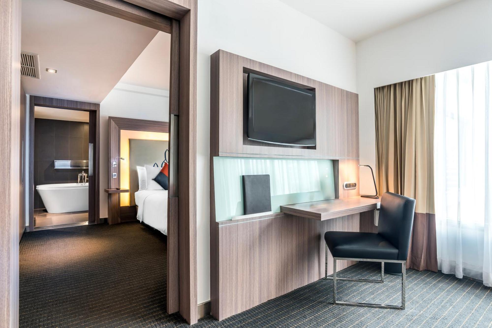 Hilton Garden Inn Bangkok Silom Exterior foto