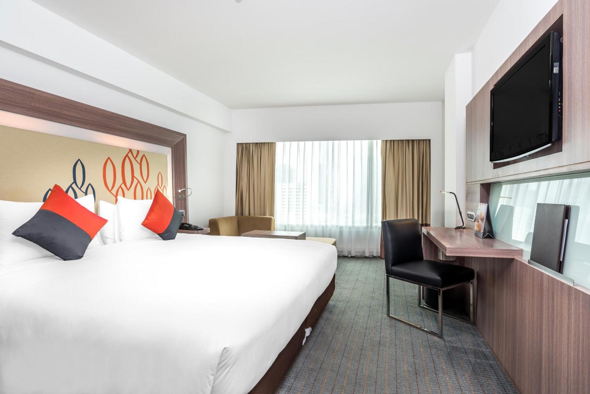 Hilton Garden Inn Bangkok Silom Exterior foto